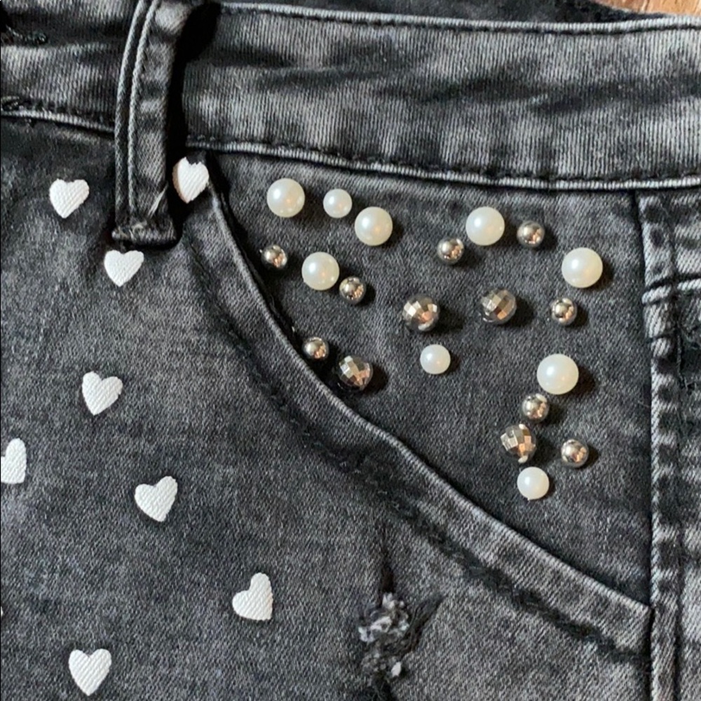 High Waisted Heart Black Denim Shorts🖤🤍 - Picture 4 of 4